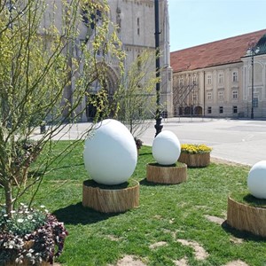 Razmišljanje o prikazima jaja postavljenima ispred zagrebačke katedrale o Uskrsu 2022. godine